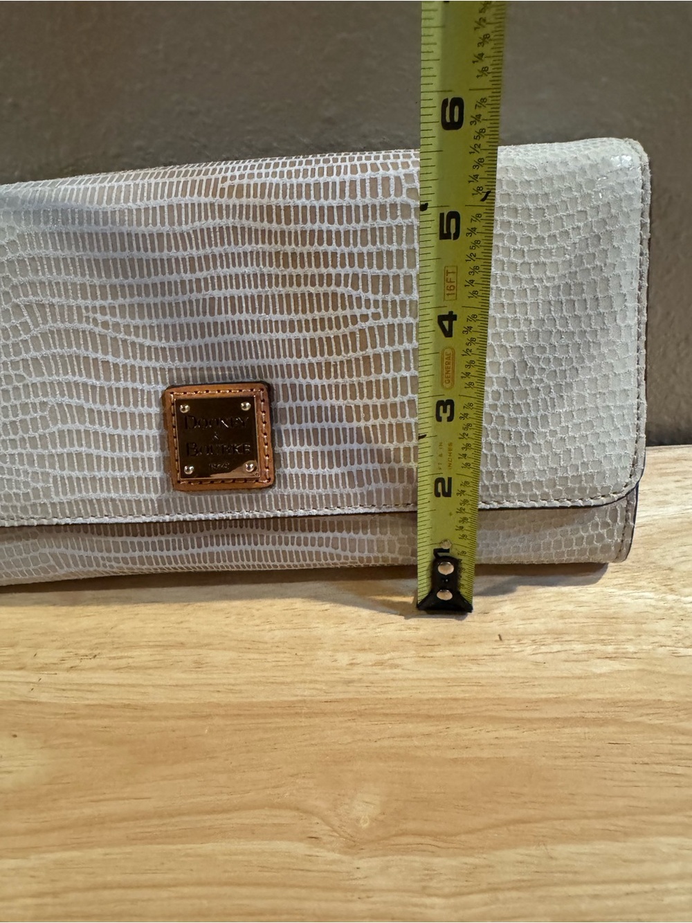 Dooney & Bourke Beige Lizard Embossed Leather Crossbody Clutch Bag - Picture 4 of 9